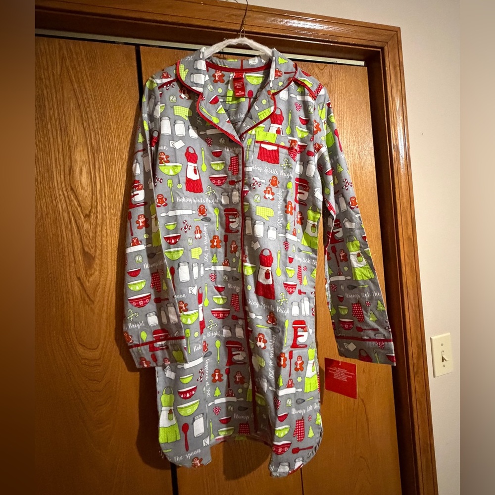 Gray-Red-Green‎ Ladies Christmas baking/cooking Sleep shirt 18.5” pit2pit NEW - Picture 1 of 8